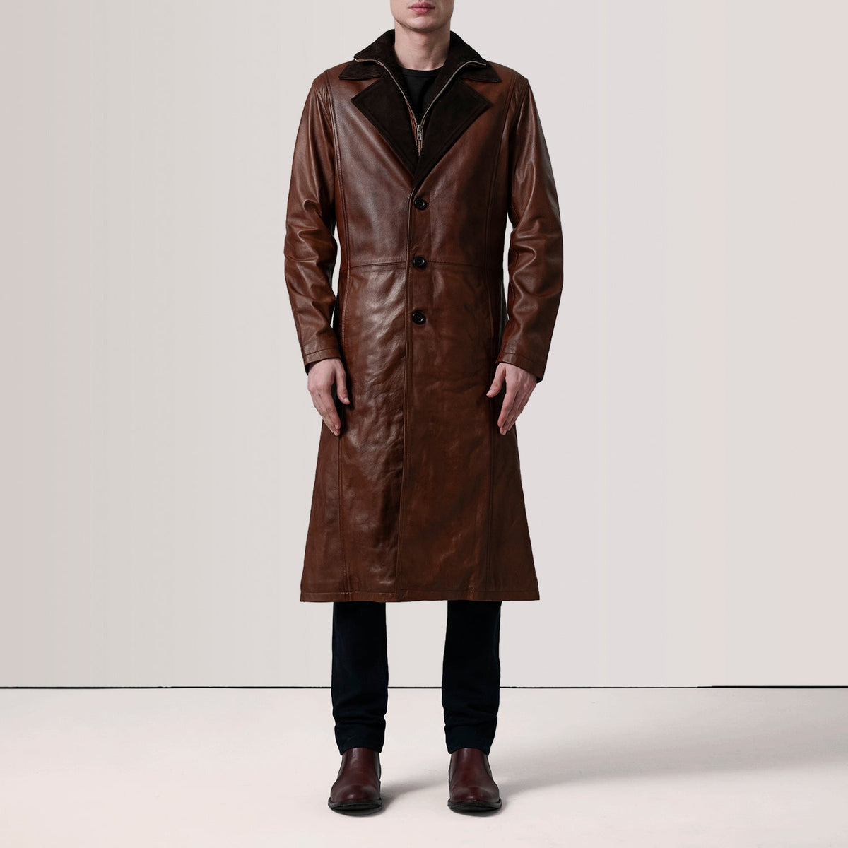 
Distressed Brown Sheepskin Burnished Leather Coat - Zadní pohled s definovanými rameny a čistým lemem