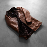 
Fotografie na postavě:  Cinnamon Distressed Leather Fur Kožený kabát pro Pány na modelovi v přirozeném denním světle