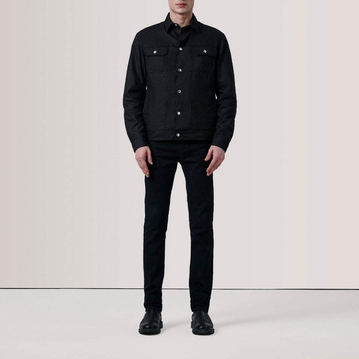 
Black Waxed Cotton Canvas Leather Jacket - Zadní pohled s definovanými rameny a čistým lemem