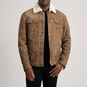 
Dallis Snuffed Brown Shearling Trucker Jacket in Distressed Brown Sheepskin Snuffed - Přední pohled a přiléhavá silueta | Koupit online