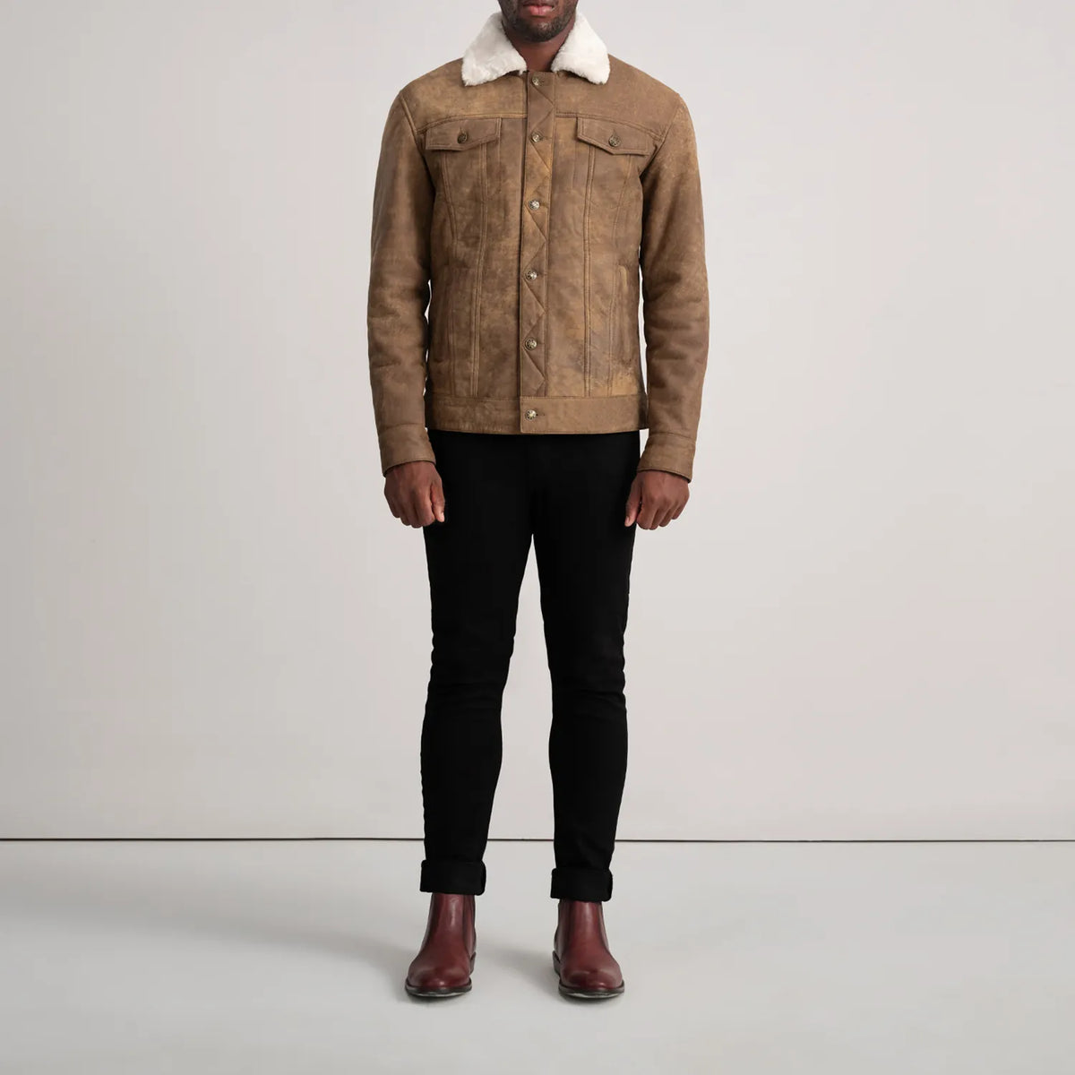 
Dallis Snuffed Brown Shearling Trucker Jacket - Boční pohled ukazující ergonomický střih rukávů