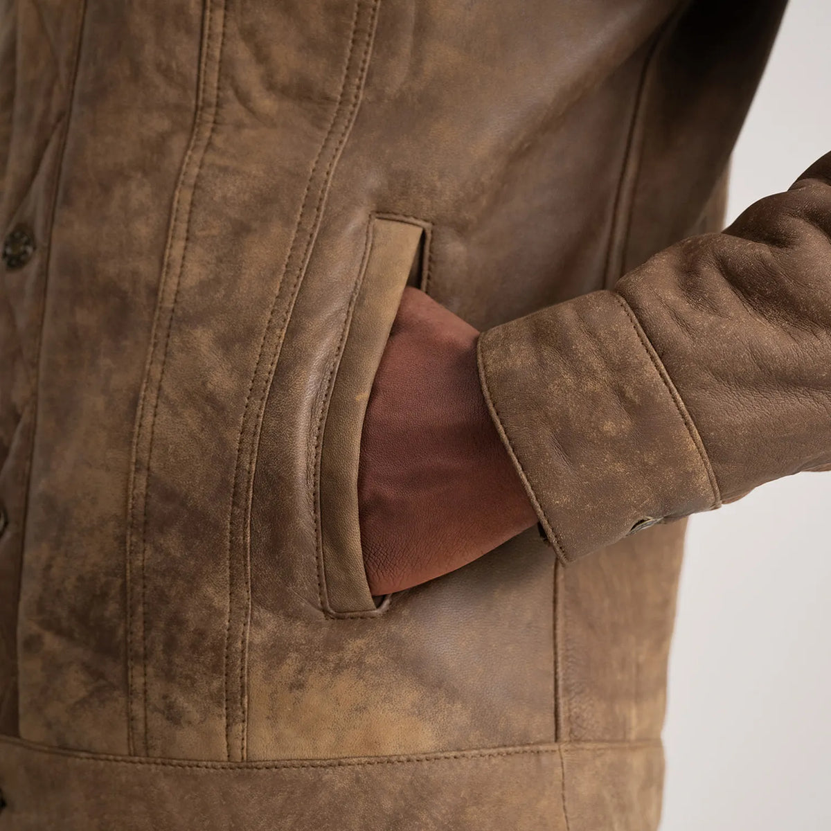 
Pohled na podšívku Showing Fully Faux Fur Lined & Dvě funkční vnitřní kapsy
