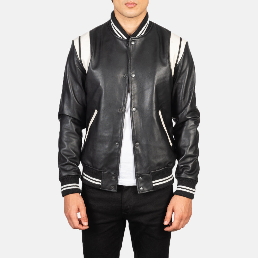 
Dantee Černá Leather Varsity Kožená bunda pro Pány in Black & White Sheepskin Leather - Přední pohled a přiléhavá silueta | Koupit online