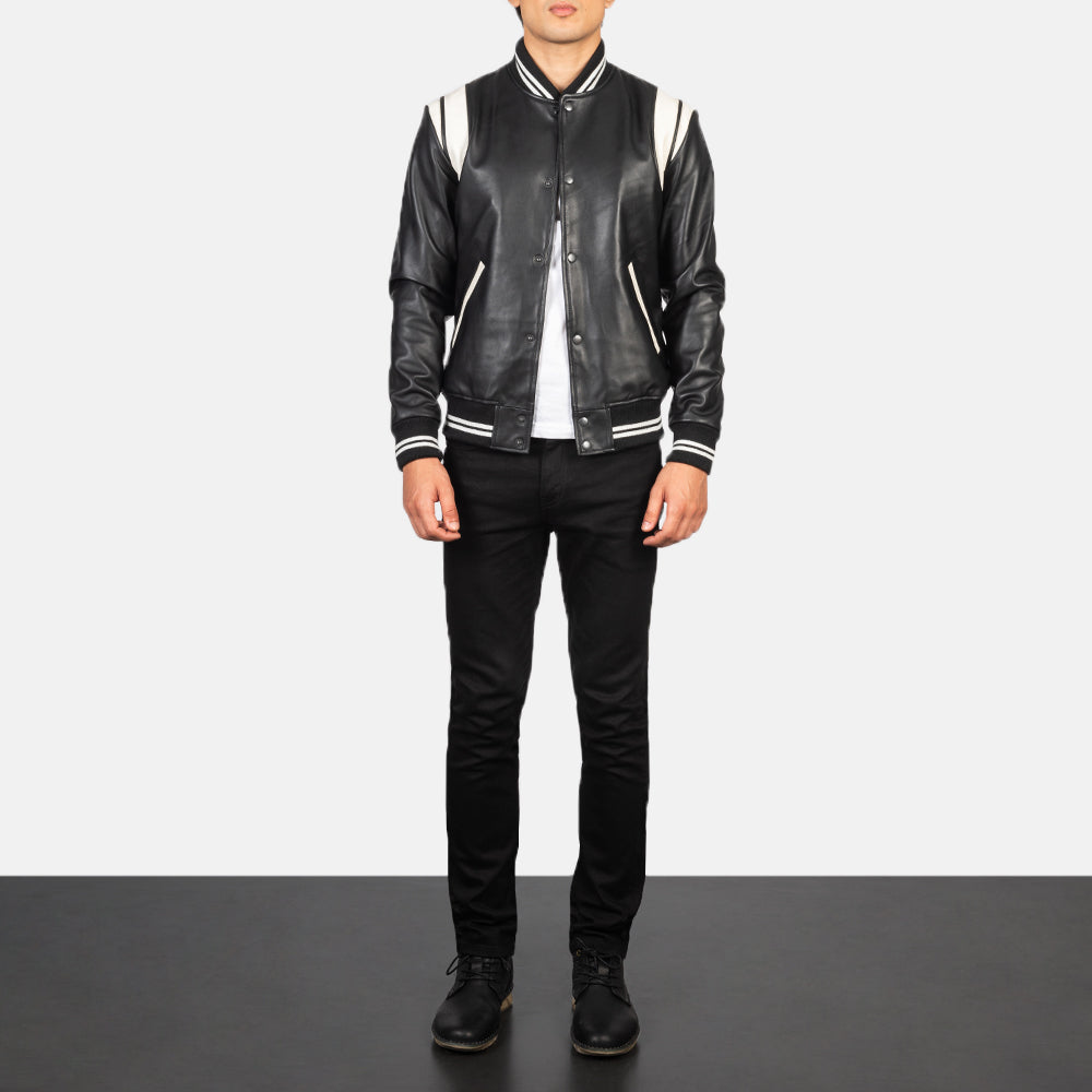 
Dantee Černá Leather Varsity Kožená bunda pro Pány - Boční pohled ukazující ergonomický střih rukávů