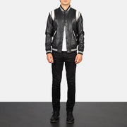
Dantee Černá Leather Varsity Kožená bunda pro Pány - Boční pohled ukazující ergonomický střih rukávů