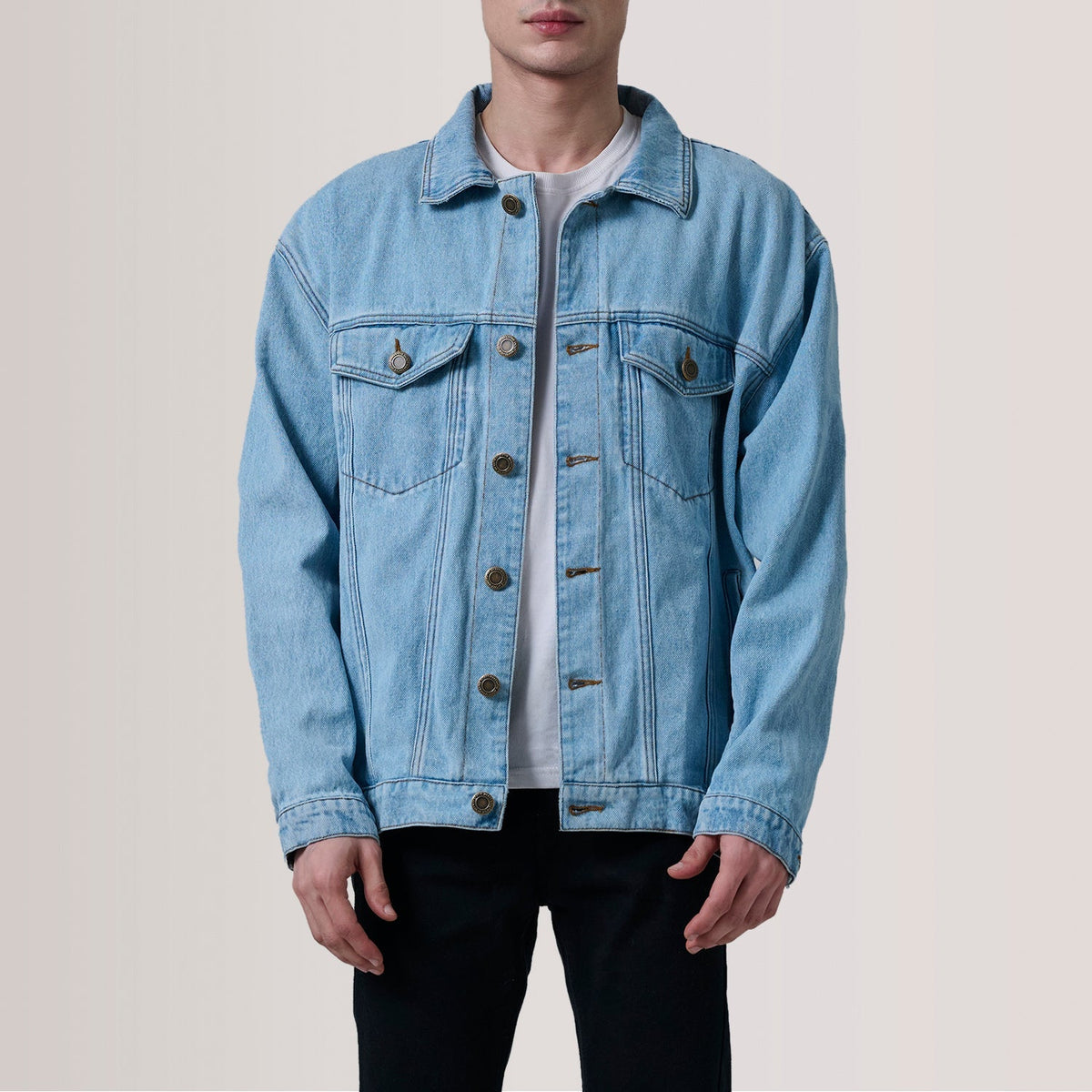 
Eddie Light Modrá Oversized Denim Trucker Kožená bunda pro Pány For Men in Light Blue Full-Grain Leather - Přední pohled a přiléhavá silueta | Koupit online