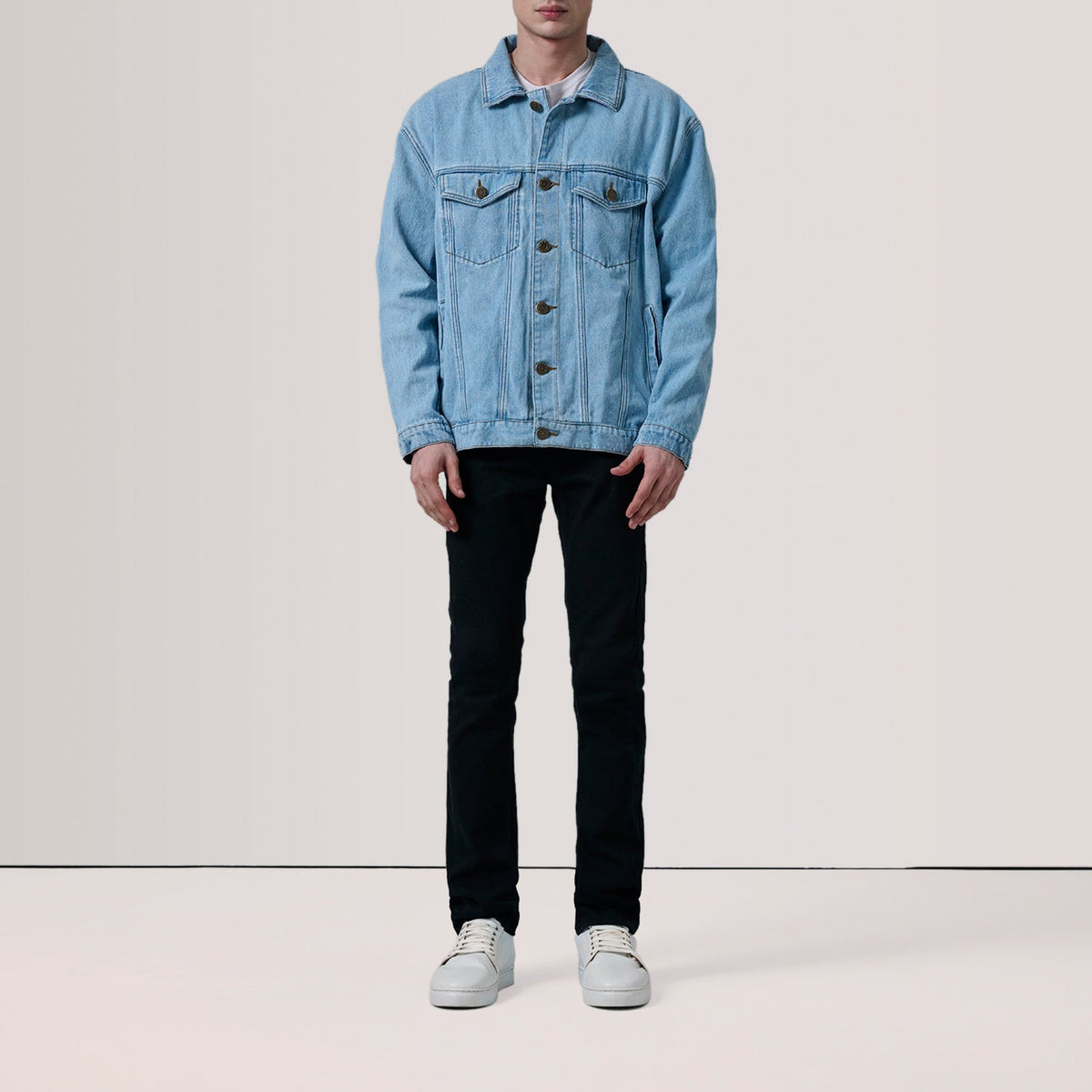
Light Blue Full-Grain leather Jacket - Zadní pohled s definovanými rameny a čistým lemem