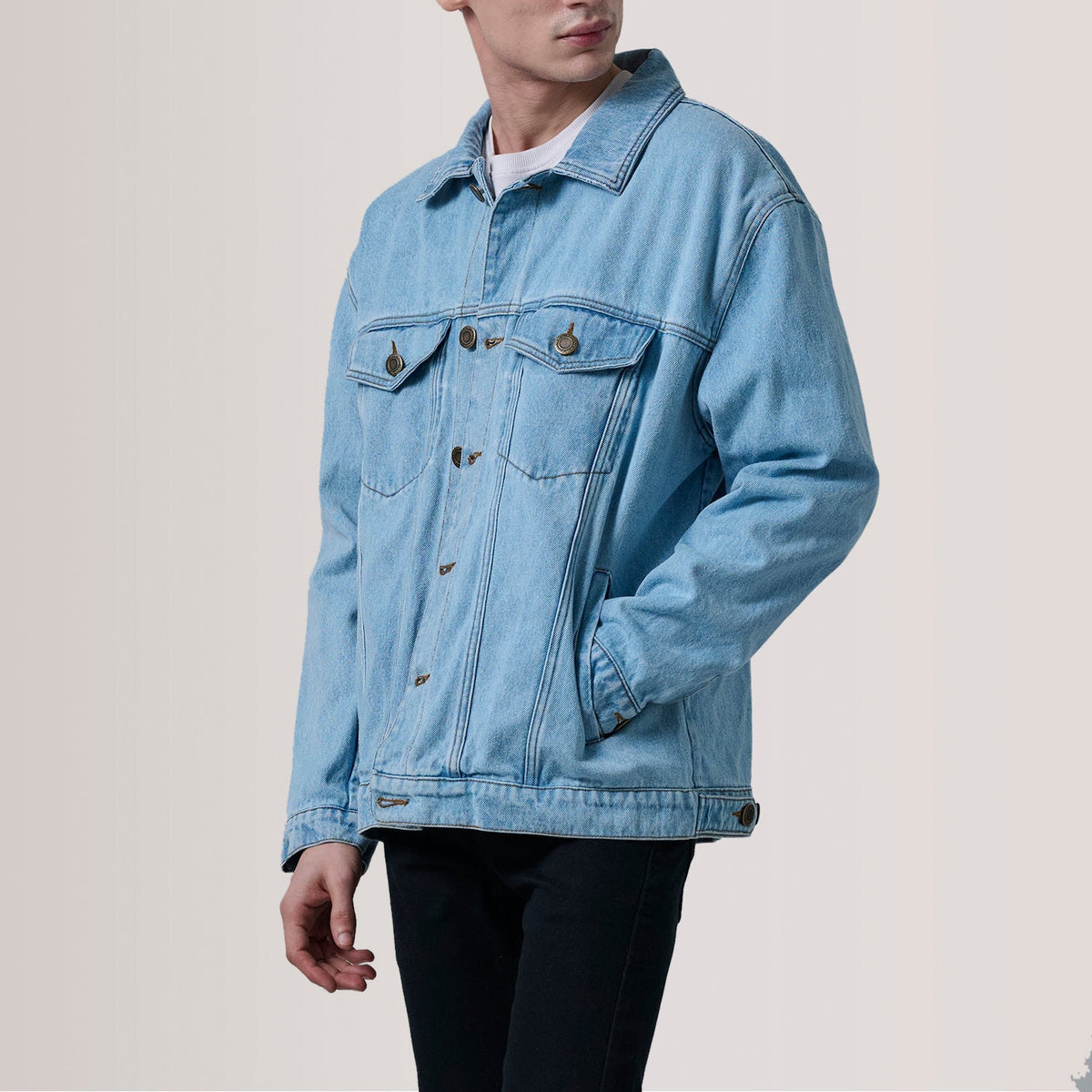 
Eddie Light Modrá Oversized Denim Trucker Kožená bunda pro Pány For Men - Boční pohled ukazující ergonomický střih rukávů