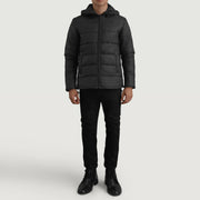 
Erico Černá Hooded Puffer Kožená bunda pro Pány - Boční pohled ukazující ergonomický střih rukávů