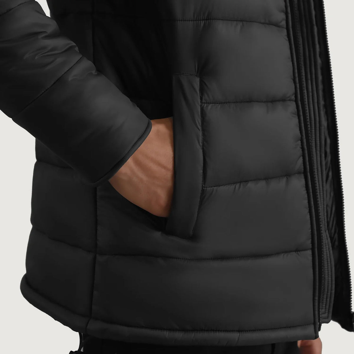 
Pohled na podšívku Showing Quilted Viscose Lining & Dvě funkční vnitřní kapsy