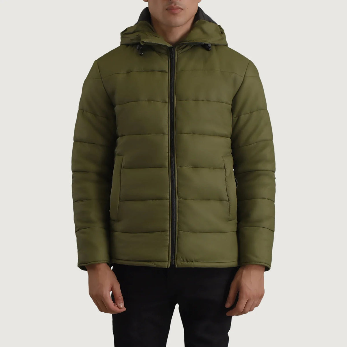 
Erico Olivově zelená Hooded Puffer Kožená bunda pro Pány in Green Full-Grain Leather - Přední pohled a přiléhavá silueta | Koupit online