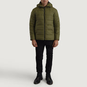 
Erico Olivově zelená Hooded Puffer Kožená bunda pro Pány - Boční pohled ukazující ergonomický střih rukávů
