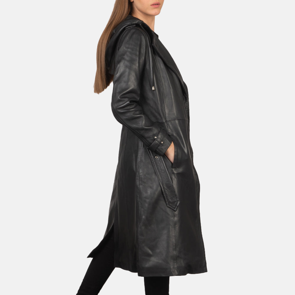 
Black Sheepskin Leather Trench Coat - Zadní pohled s definovanými rameny a čistým lemem