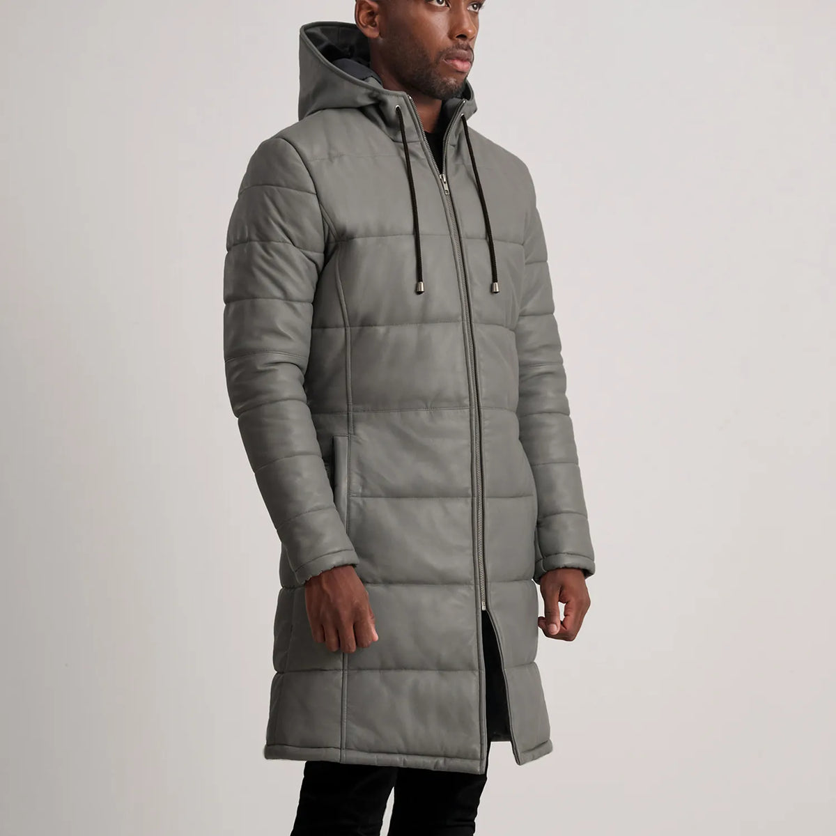 
Fotografie na postavě:  Floyd Tan Hooded Leather Puffer Coat na modelovi v přirozeném denním světle