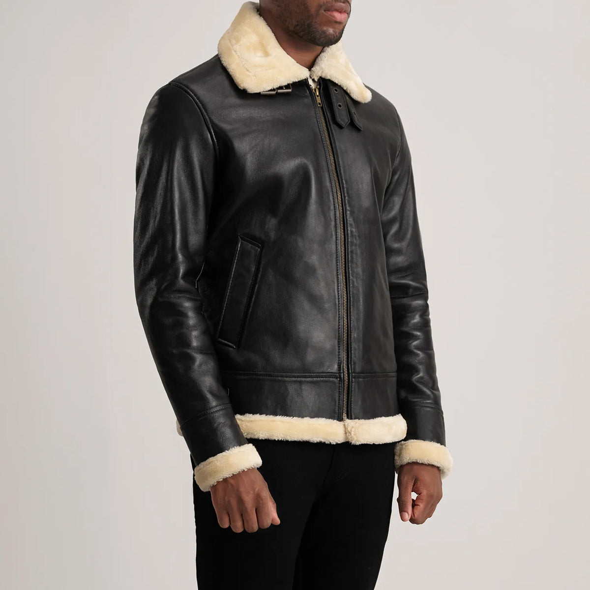 
Black Sheepskin Leather Bomber Jacket - Zadní pohled s definovanými rameny a čistým lemem