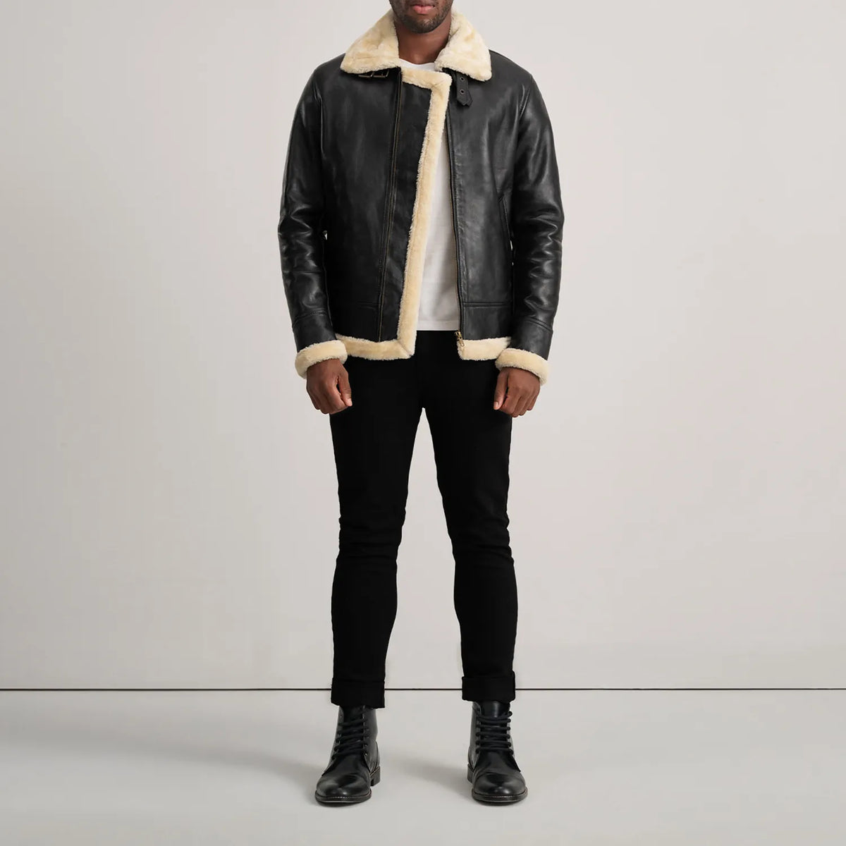 
Francis B-3 Black Leather Bomber Jacket - Boční pohled ukazující ergonomický střih rukávů
