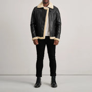 
Francis B-3 Black Leather Bomber Jacket - Boční pohled ukazující ergonomický střih rukávů