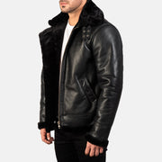 
Fotografie na postavě:  Francis B-3 Black Leather Bomber Jacket na modelovi v přirozeném denním světle