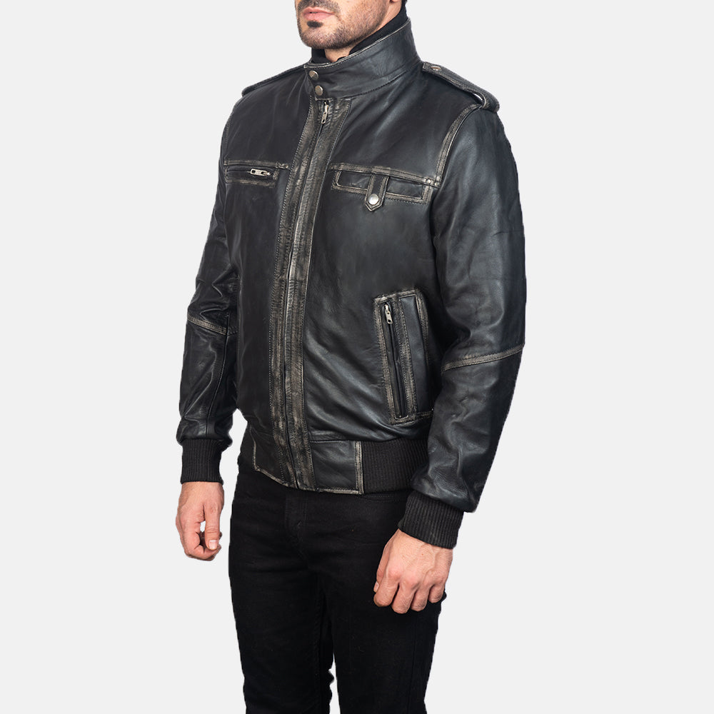 
Black Cowhide Leather Bomber Jacket - Zadní pohled s definovanými rameny a čistým lemem
