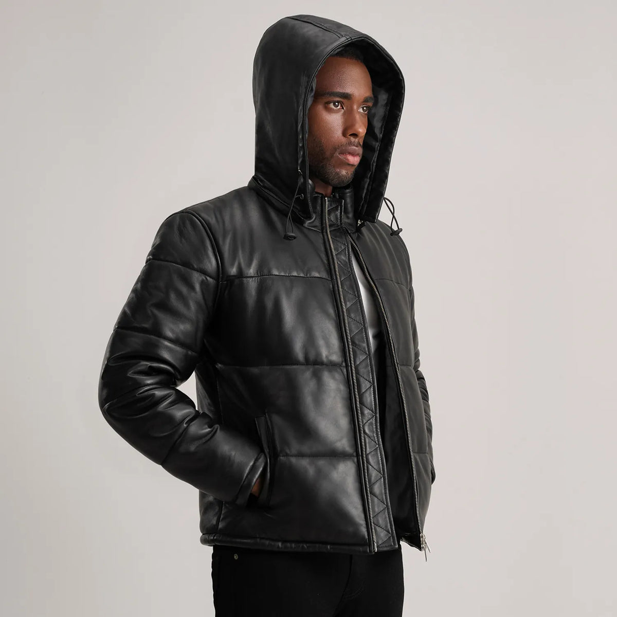 
Tan Brown Sheepskin Leather Hooded Jacket - Zadní pohled s definovanými rameny a čistým lemem