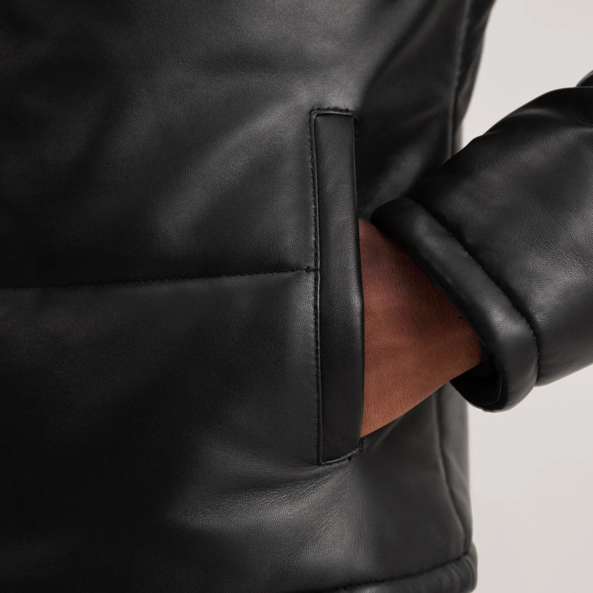 
Pohled na podšívku Showing Polyester Lining & Dvě funkční vnitřní kapsy