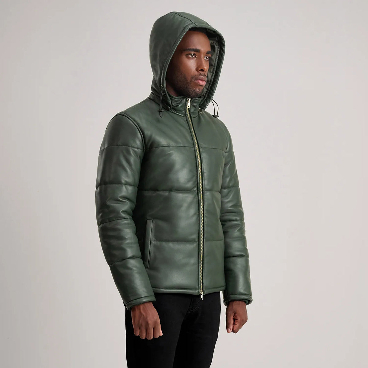 
Fotografie na postavě:  Gordon Tan Hooded Leather Puffer Jacket na modelovi v přirozeném denním světle