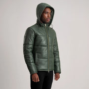 
Fotografie na postavě:  Gordon Tan Hooded Leather Puffer Jacket na modelovi v přirozeném denním světle