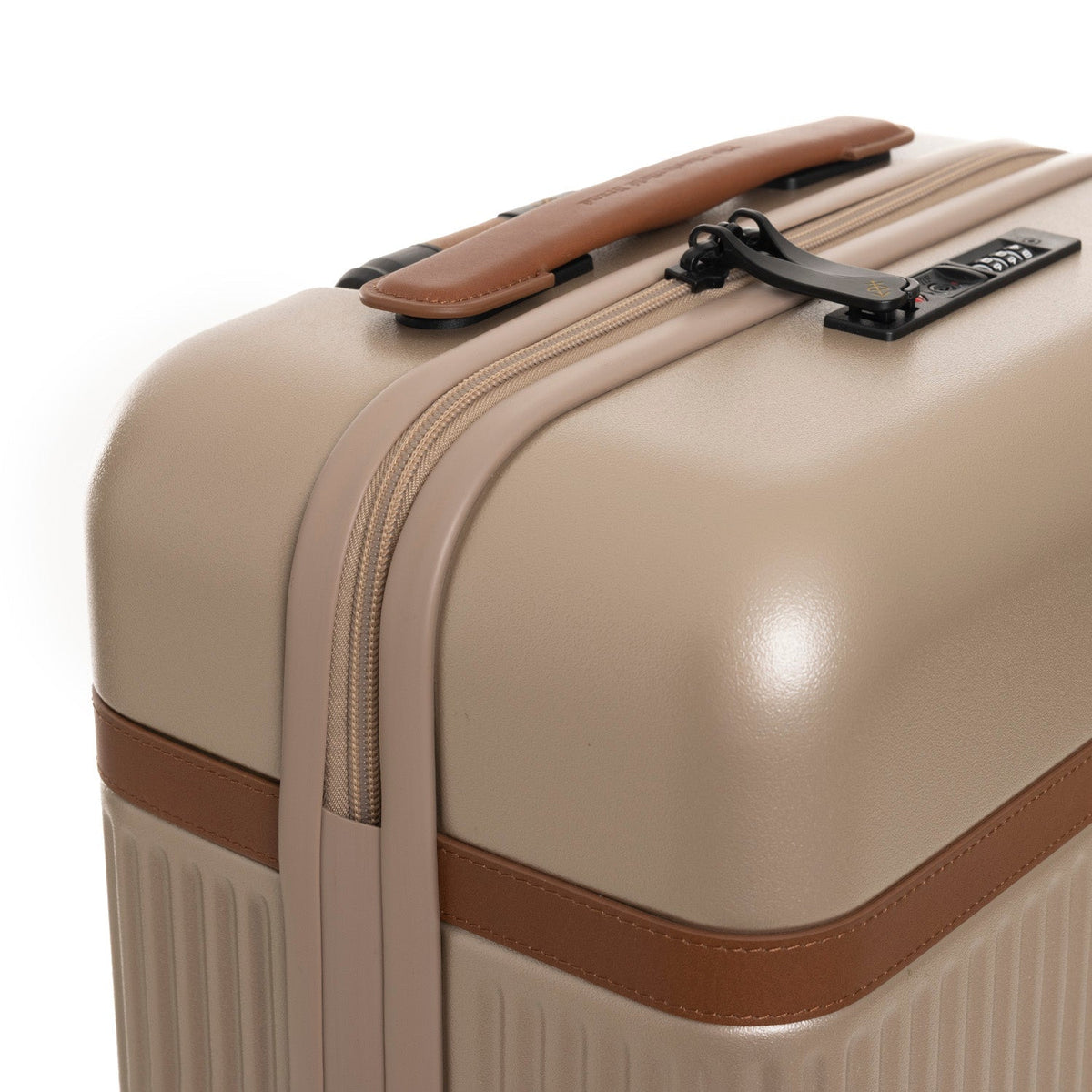
Fotografie na postavě:  Hand Luggage Suitcase Zuna pro Dámy pro Dámy na modelovi v přirozeném denním světle