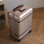 
Classic 100% Full-Grain leather Goods - Zadní pohled s definovanými rameny a čistým lemem