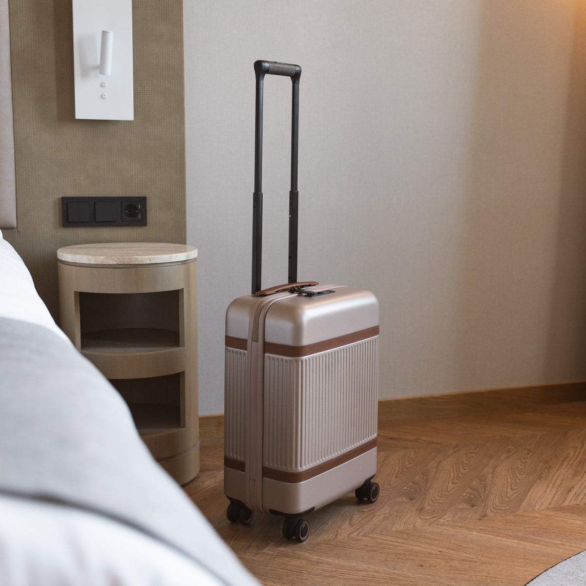
Hand Luggage Suitcase Zuna pro Dámy pro Dámy - Boční pohled ukazující ergonomický střih rukávů