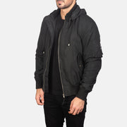 
Black Polyester Bomber Jacket - Zadní pohled s definovanými rameny a čistým lemem