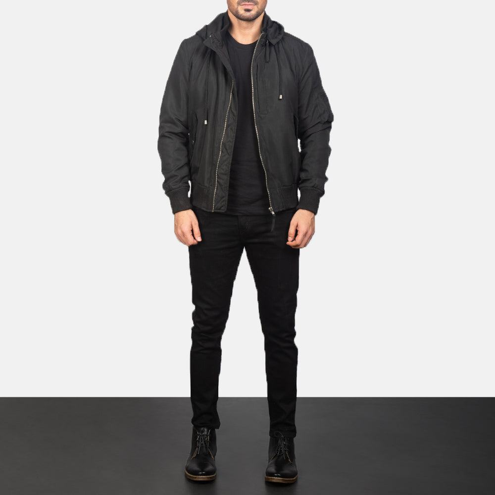
Hanklin Ma-1 Black Hooded Bomber Jacket - Boční pohled ukazující ergonomický střih rukávů