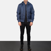 
Blue Hooded Bomber Jacket - Boční pohled ukazující ergonomický střih rukávů