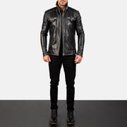 
Hudson Black Leather Biker Jacket - Boční pohled ukazující ergonomický střih rukávů