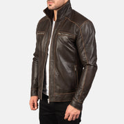 
Fotografie na postavě:  Hudson Black Leather Biker Jacket na modelovi v přirozeném denním světle