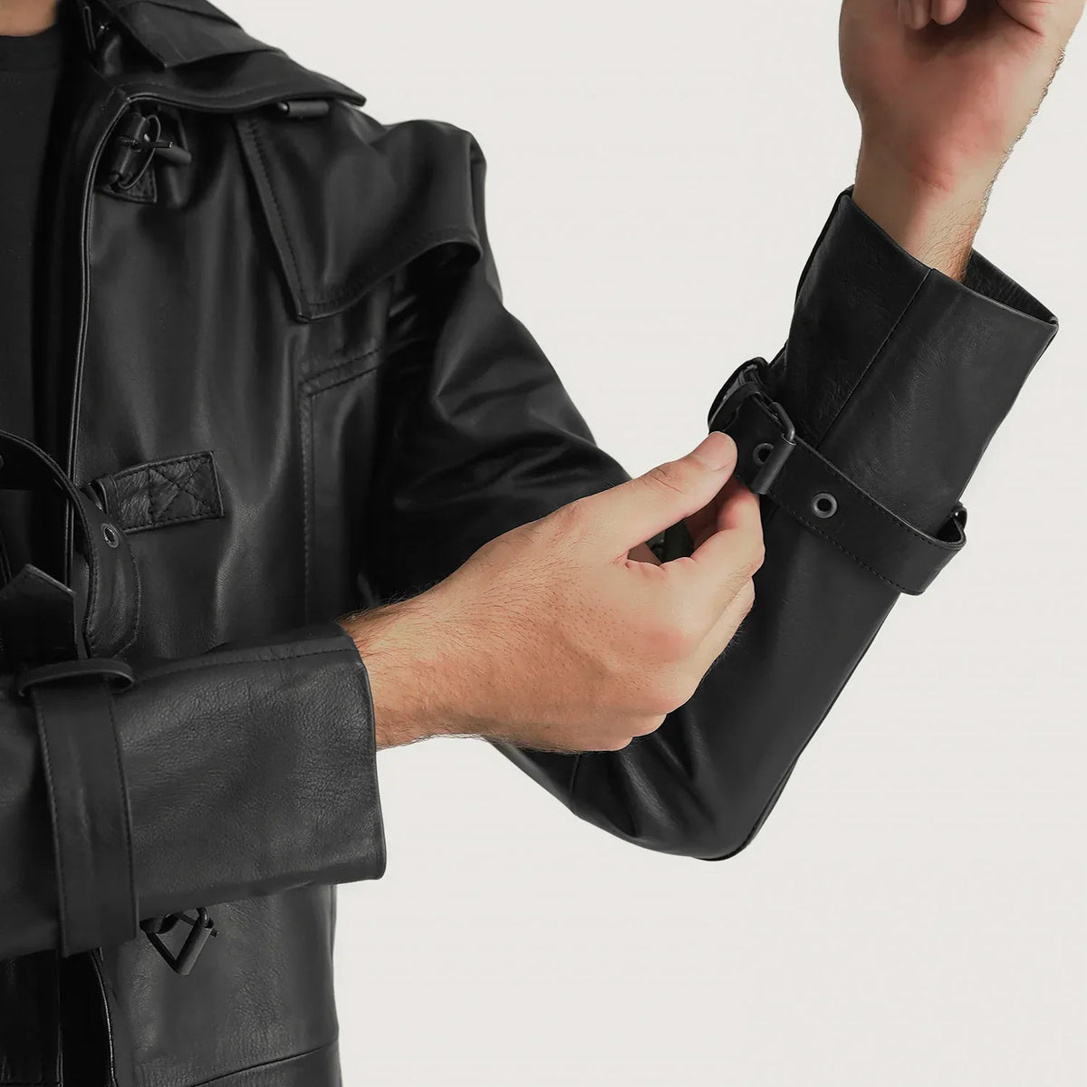 
Detailní pohled of Shirt collar with a large hood & Belted Hardware on Huntsman Černá Hooded Kožený trenčkot pro Pány