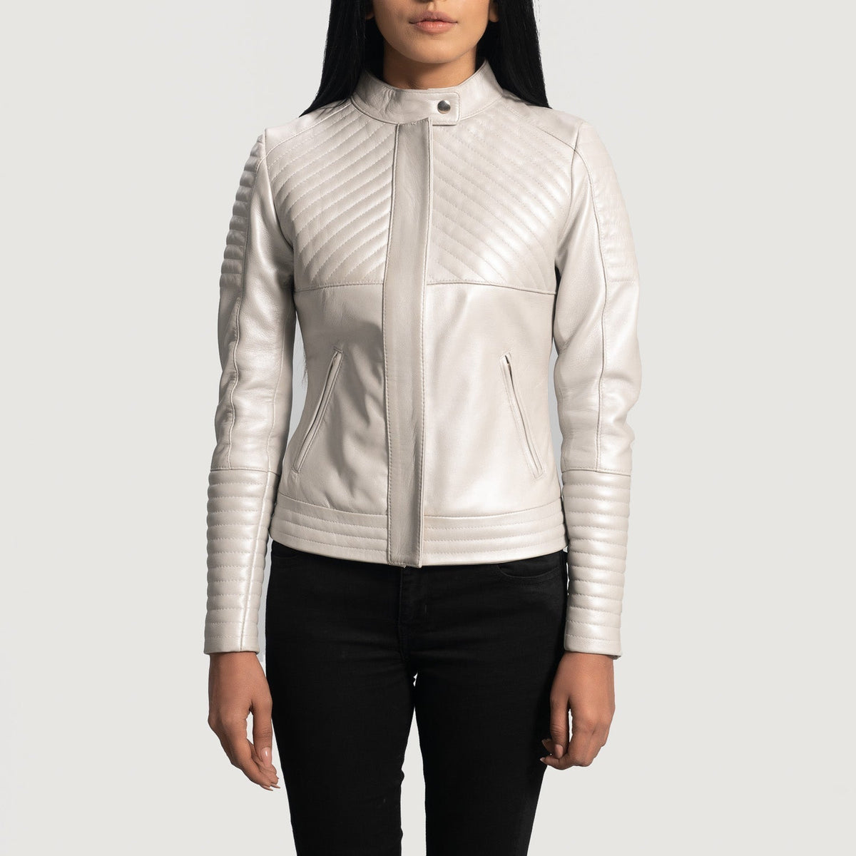 Ice Maiden Silver Quilted Leather Biker Jacket in Silver Sheepskin Leather - Přední pohled a přiléhavá silueta | Koupit online