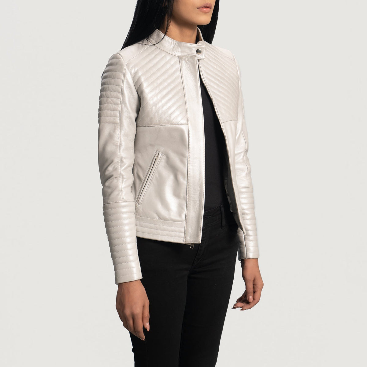 Silver Sheepskin Leather Biker Jacket - Zadní pohled s definovanými rameny a čistým lemem
