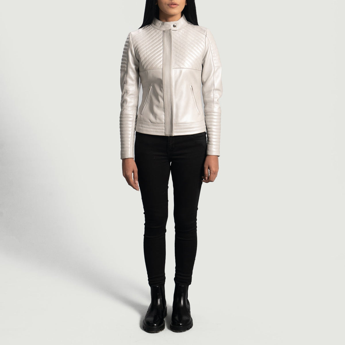 Detailní pohled na stojáček s patentkou a zipy na Ice Maiden Silver Quilted Leather Biker Jacket