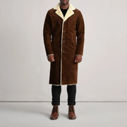 
Kolby Brown Suede Shearling Long Coat - Boční pohled ukazující ergonomický střih rukávů