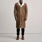 
Kolby Distressed Brown Shearling Long Coat - Boční pohled ukazující ergonomický střih rukávů