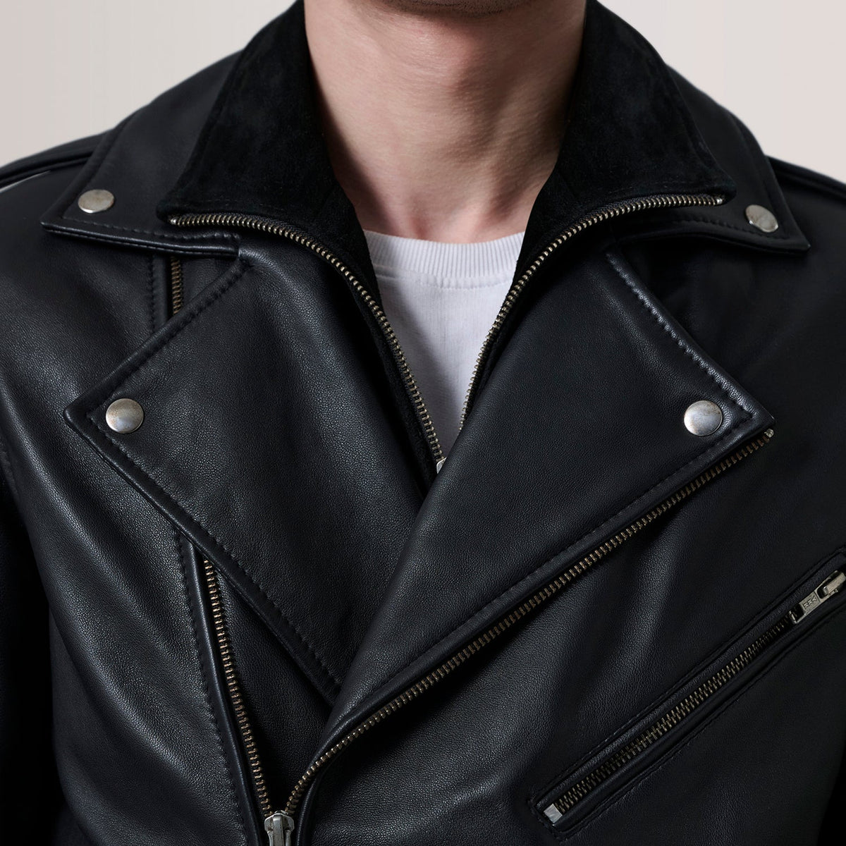 
Pohled na podšívku Showing Quilted Polyester Lining & Dvě funkční vnitřní kapsy