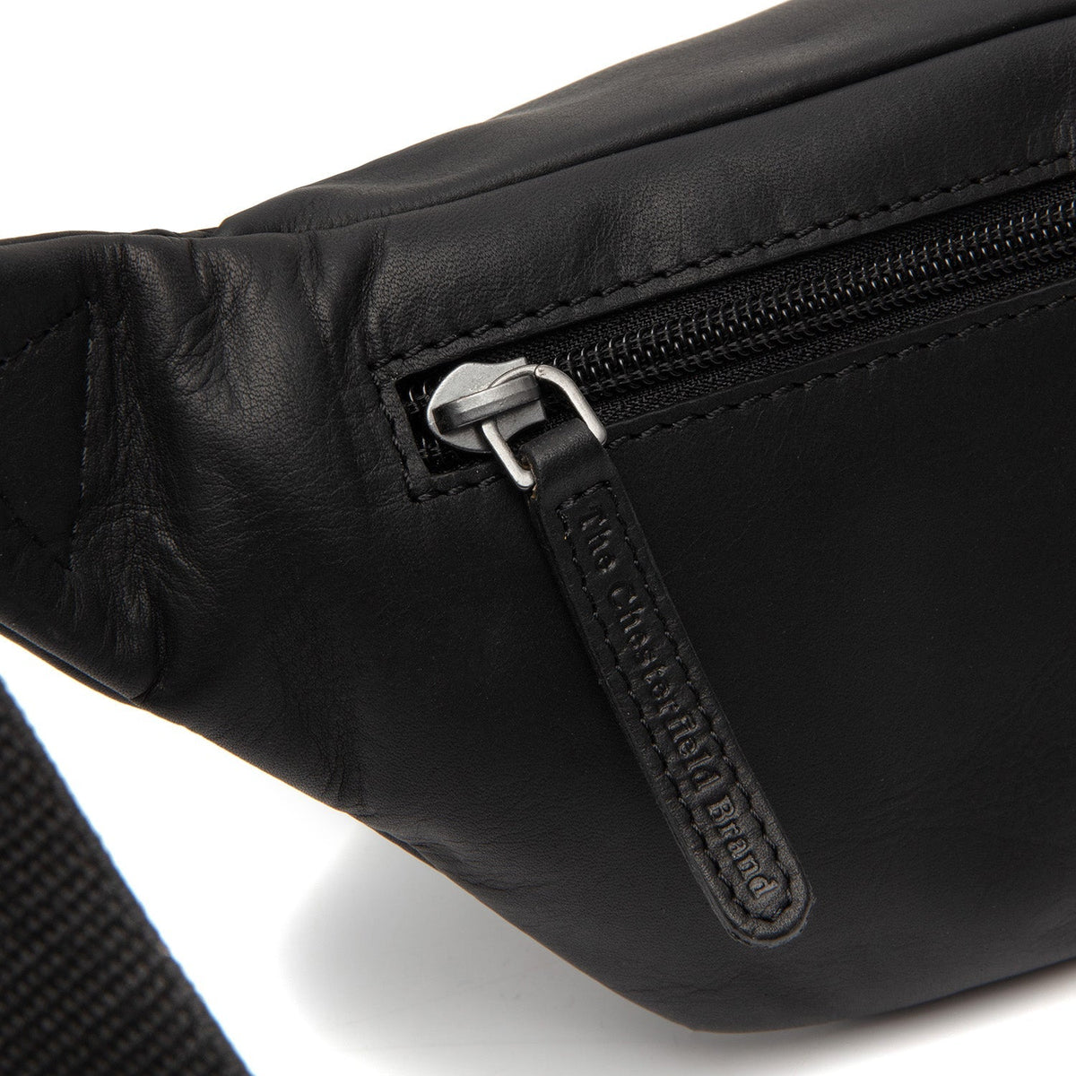 
Solid Antique Brass Hardware & Heavy-Duty Dual Zipper Detail on Brana Kožená ledvinka