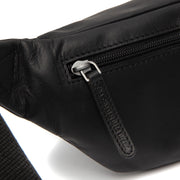 
Solid Antique Brass Hardware & Heavy-Duty Dual Zipper Detail on Brana Kožená ledvinka