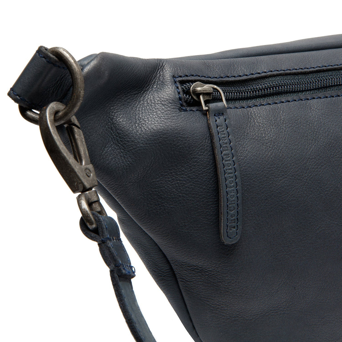 
Pohled na podšívku Showing Dedicated Padded Laptop Sleeve & Multi-Compartment Organization