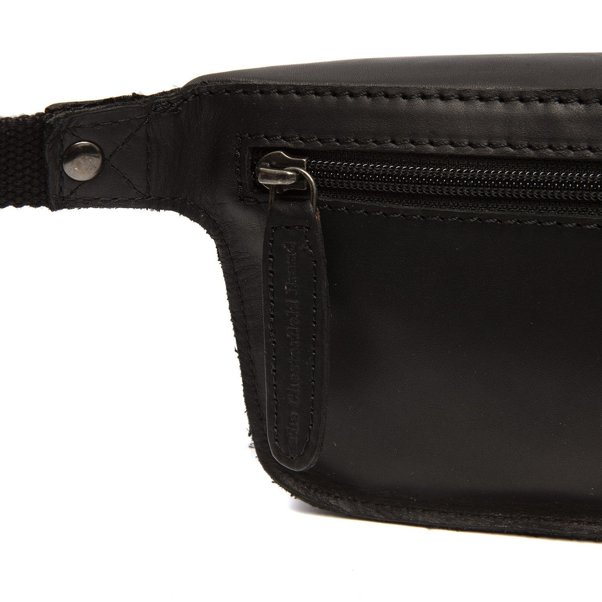 
Solid Antique Brass Hardware & Heavy-Duty Dual Zipper Detail on Toronto Kožená ledvinka