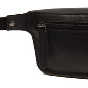 
Solid Antique Brass Hardware & Heavy-Duty Dual Zipper Detail on Toronto Kožená ledvinka