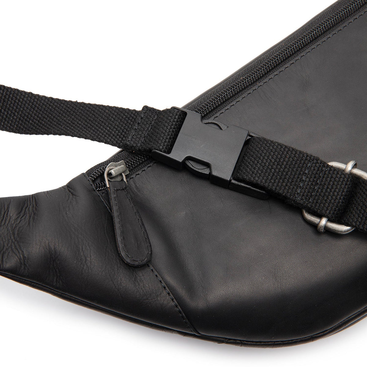 
Solid Antique Brass Hardware & Heavy-Duty Dual Zipper Detail on Vernio Kožená ledvinka