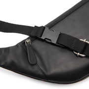 
Solid Antique Brass Hardware & Heavy-Duty Dual Zipper Detail on Vernio Kožená ledvinka