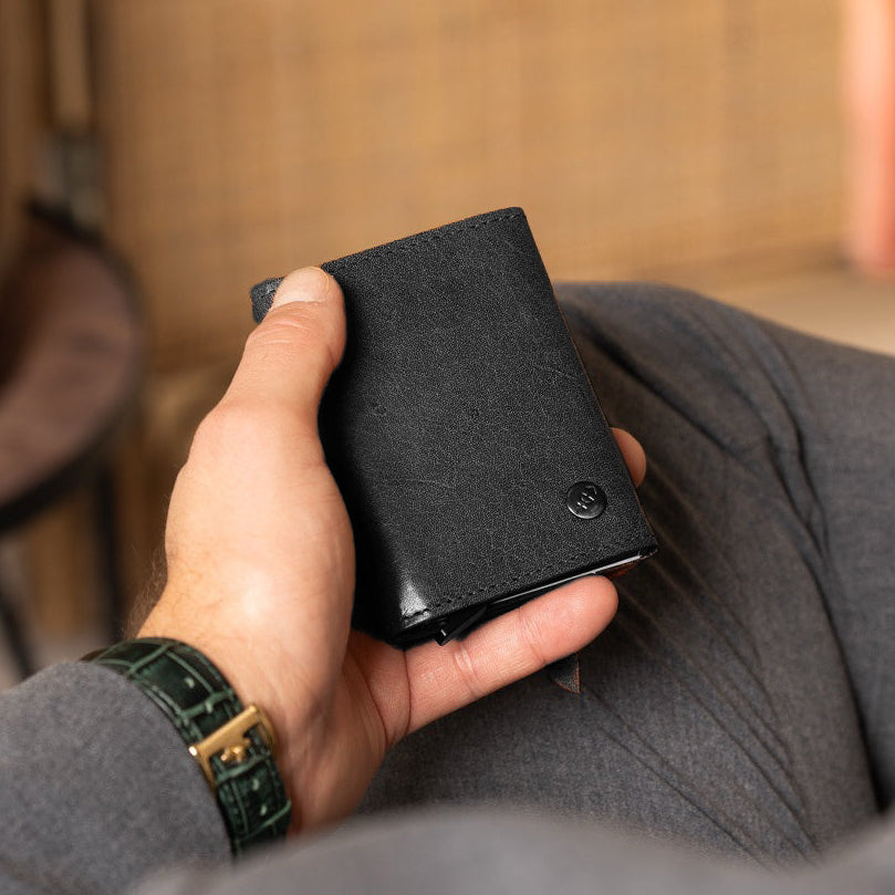 
Classic 100% Full-Grain Leather Card Holder - Zadní pohled se zesílenými koženými popruhy